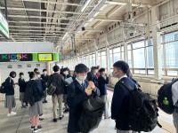 仙台駅新幹線ホームで、乗車待ちをしている様子